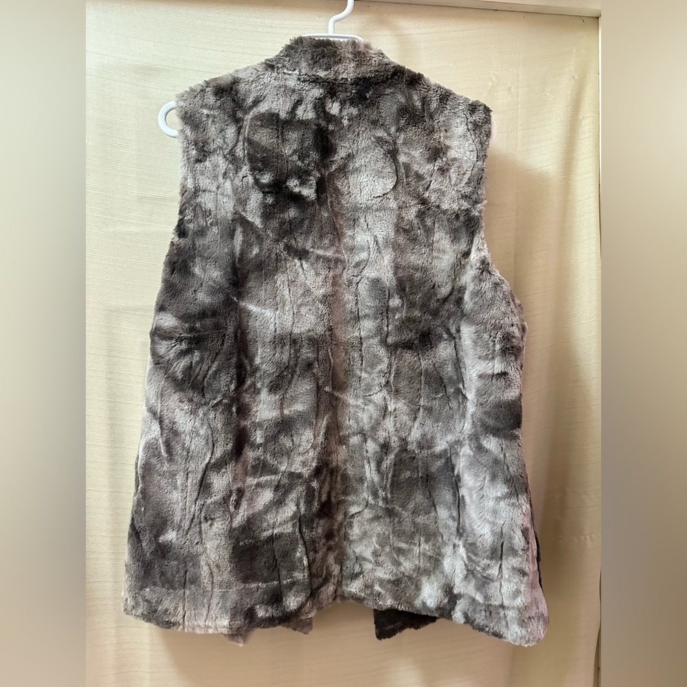 Chico’s Gray Faux Fur Vest Size 1 Womens Cozy Open Front Winter Layer Medium - Picture 7 of 8